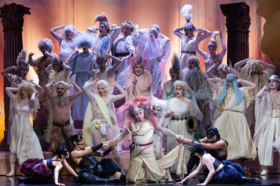 Scène uit ‘Orphée en enfers’ van Opera Zuid.