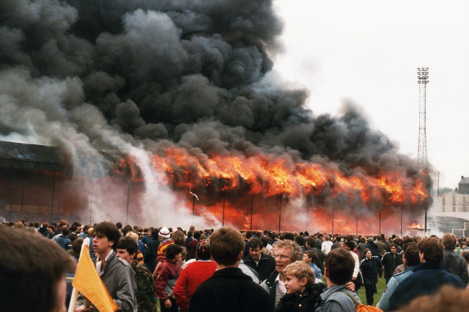 De vuurzee in het stadion van Bradford City kost in 1985 aan 56 voetbalfans het leven. 