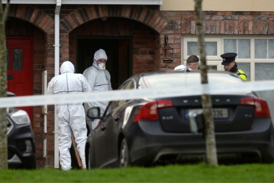 Forensische experts bij het huis in Dublin waar de politie zaterdag de lichamen aantrof van de kinderen Connor, Darragh en Carla McGinley. 