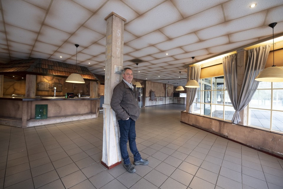 De huidige toezichthouder namens de gemeente Armand Dezaire op archiefbeeld in het hoofdgebouw dat binnenkort wordt gesloopt. 