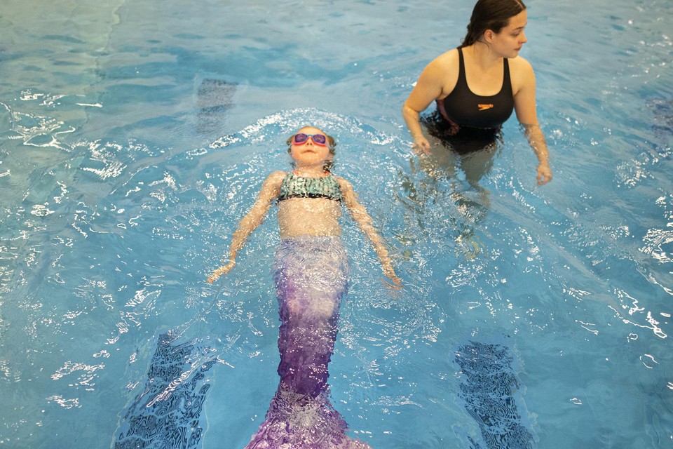 Soepel bewegen de kleine zeemeerminnen in het water.