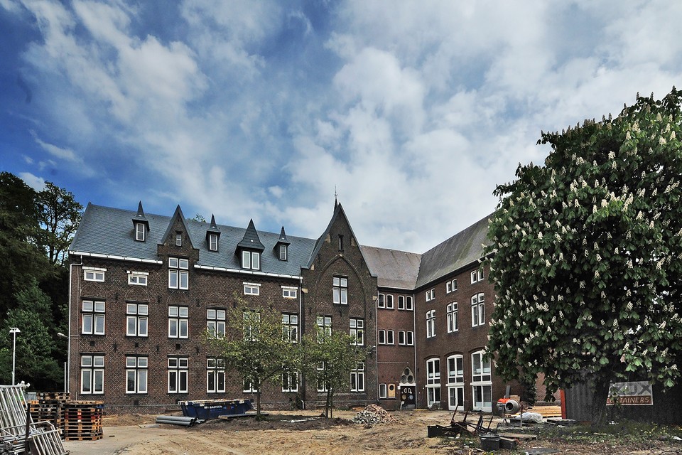 De laatste hand wordt gelegd aan de verbouwing van het klooster tot 24 appartementen voor mensen met dementie.