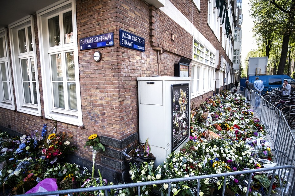 Bij het kantoor van de geliquideerde advocaat Wiersum in Amsterdam-Zuid ontstond een kleurrijke bloemenzee. 