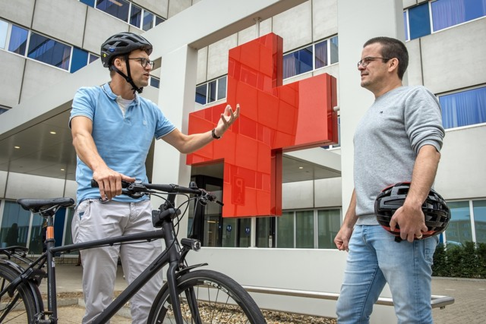 Intensivisten Marcel Ariës (links) en Ruud Segers van het Maastricht UMC+ maken zich sterk voor inburgering van de fietshelm. 