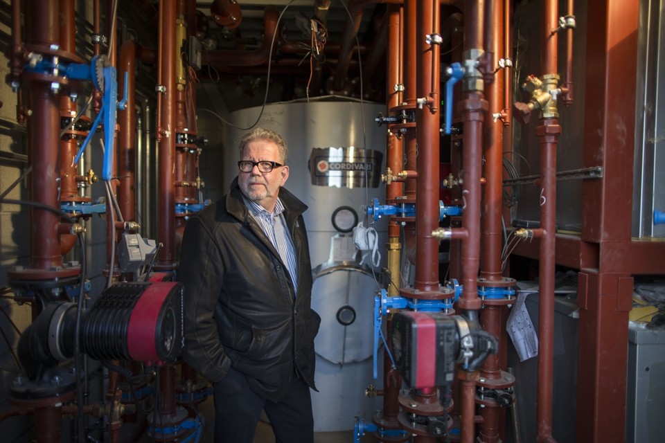 Louis Hiddes, de grote aanjager en pionier achter Mijnwater bv, in de energiecentrale van het sportcomplex in de Heerlense wijk Bekkerveld. 