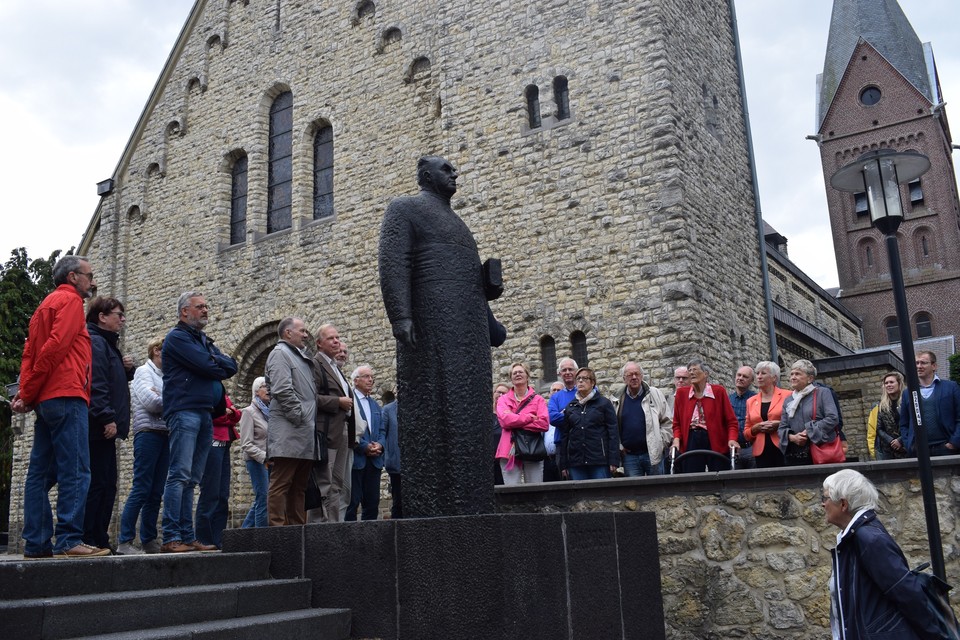 Tijdens de themadag brachten de deelnemers een bezoek aan het beeld van Henri Poels bij de Martinuskerk in Welten.