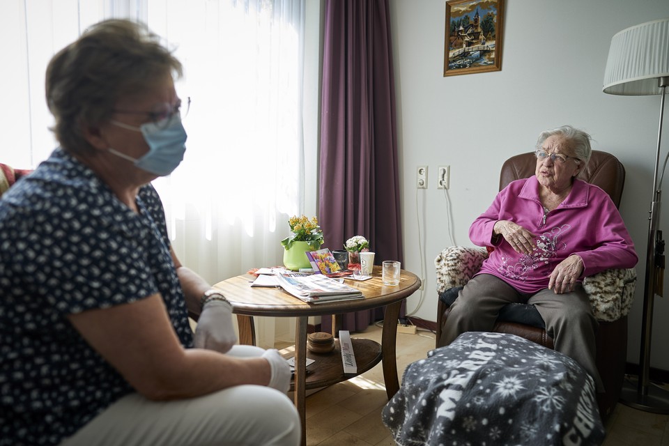 Sommige verpleeghuizen gaan na een corona-uitbraak weer volledig op slot. Andere huizen met kleinere uitbraken – op dit moment zo’n 170 in Nederland – kiezen er soms voor alleen de besmette bewoners te isoleren. 