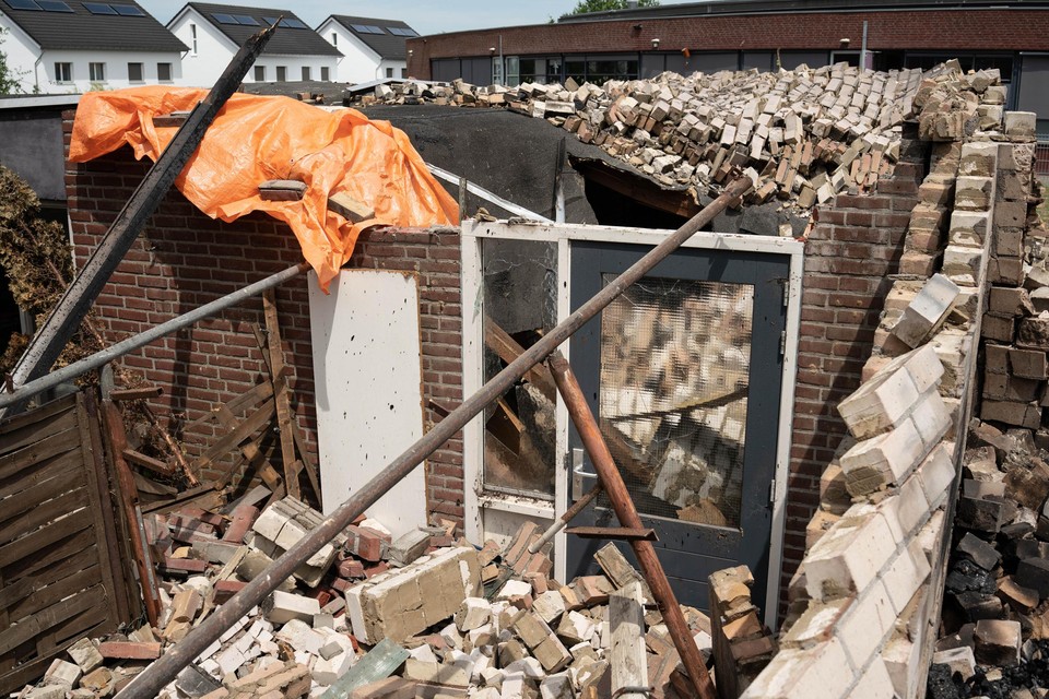 De materiële schade als gevolg van de verwoestende bedrijfsbrand medio vorige week in Lindenheuvel blijkt veel omvangrijker dan gedacht. Ook veel huizen in de wijk zijn zwaar getroffen. 