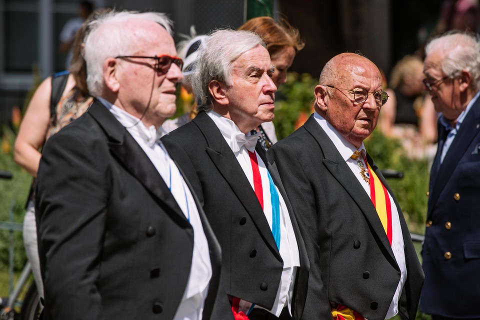 De consuls van Israël (Benoit Wesly, links), Luxemburg (Fernand Jadoul, midden) en Spanje (Hub Dolmans) liepen zondag mee in de stadsprocessie in Maastricht. 