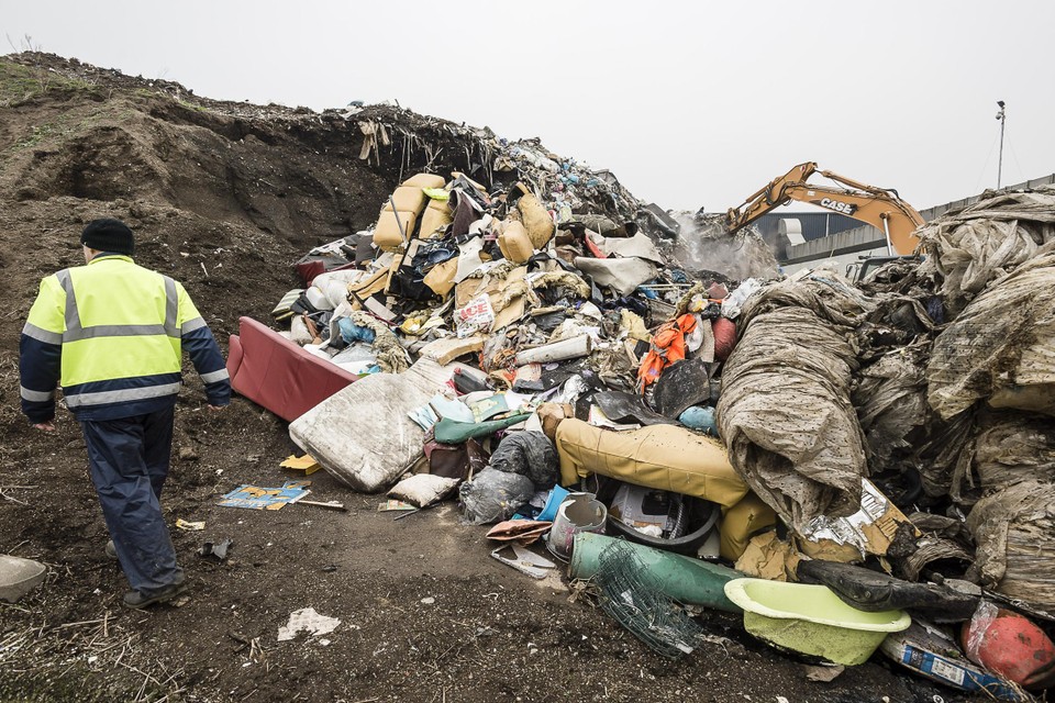 Werkgroep Verrommeling Donderberg wil dat het afval niet langer op straat ligt, maar dat het op de stort terechtkomt. 