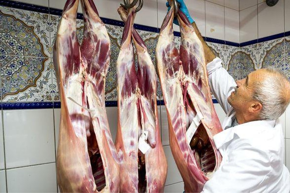 Lamsvlees bij supermarkt Tanger Markt, waar klanten vlees voor het offerfeest afhalen. Archieffoto. 
