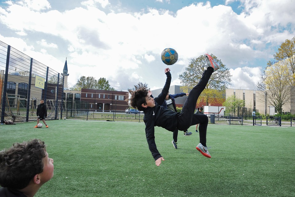 Jongeren voetballen op het Cruyff Court van Kwiek Venlo. 