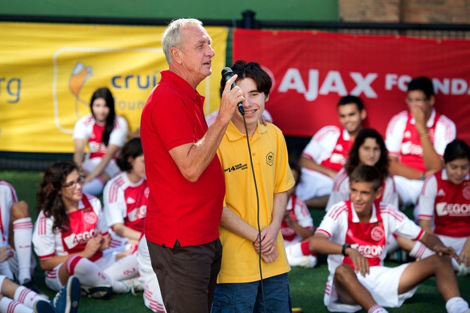 September 2013: Johan Cruijff spreekt tijdens een clinic van zijn Foundation voor kinderen met een verstandelijke beperking 