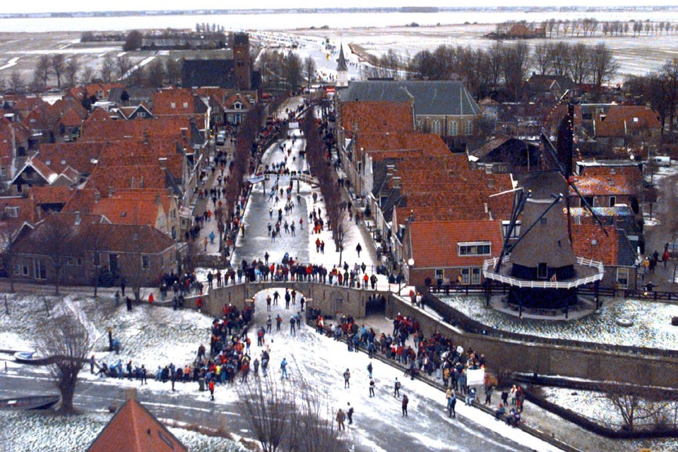 Elfstedentocht 1997: de eerste toerrijders komen door in Sloten. 