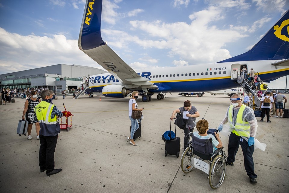 Een toestel van Ryanair op luchthaven Weeze. 