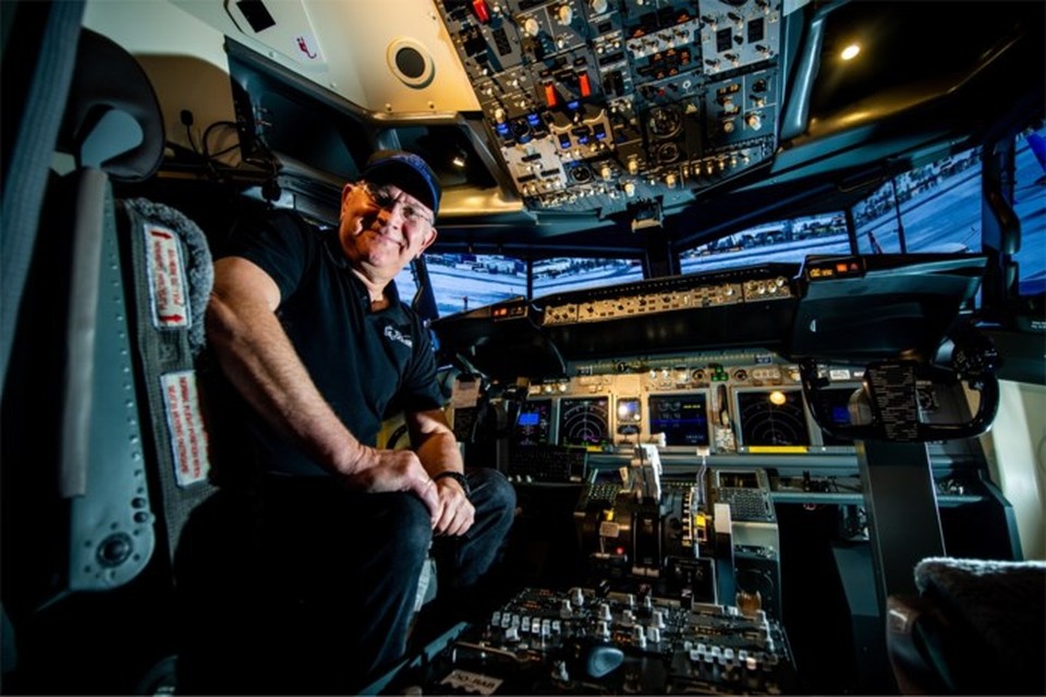 Clement Stals heeft in zijn huis een cockpit van een Boeing 737 nagebouwd. 