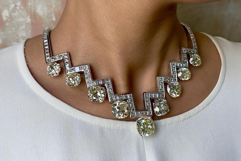 Twee van de achttien diamanten uit dit gestolen Griekse collier zijn teruggevonden.