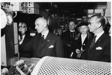 thumbnail: De nieuwe pers wordt door gouverneur Houben met een druk op de startknop in gebruik gesteld.