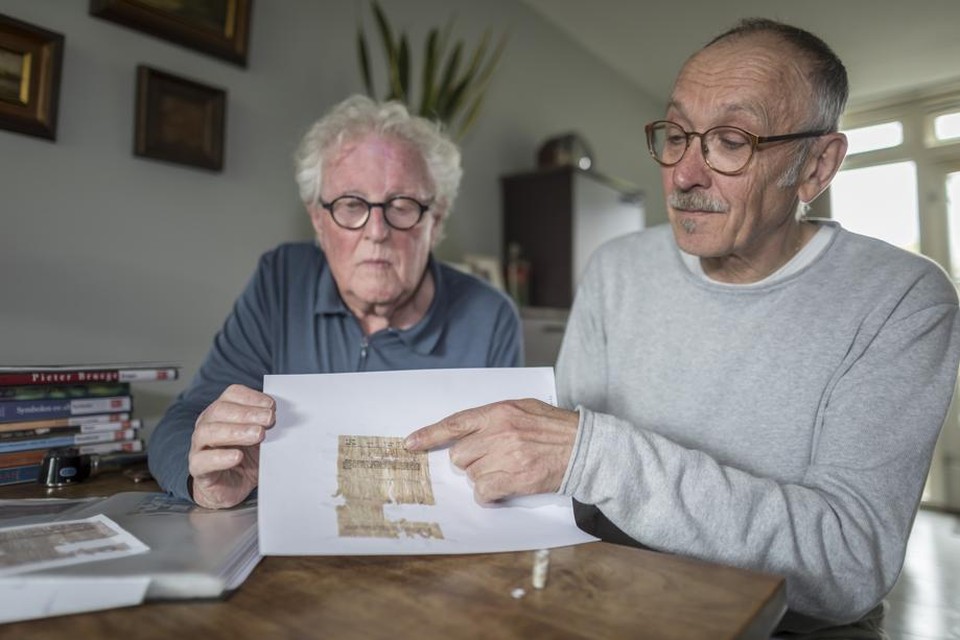 Piet Vrehen (rechts) met zijn bijzondere ontdekking: een geheim postduivenbericht van het Belgisch leger uit 1939.