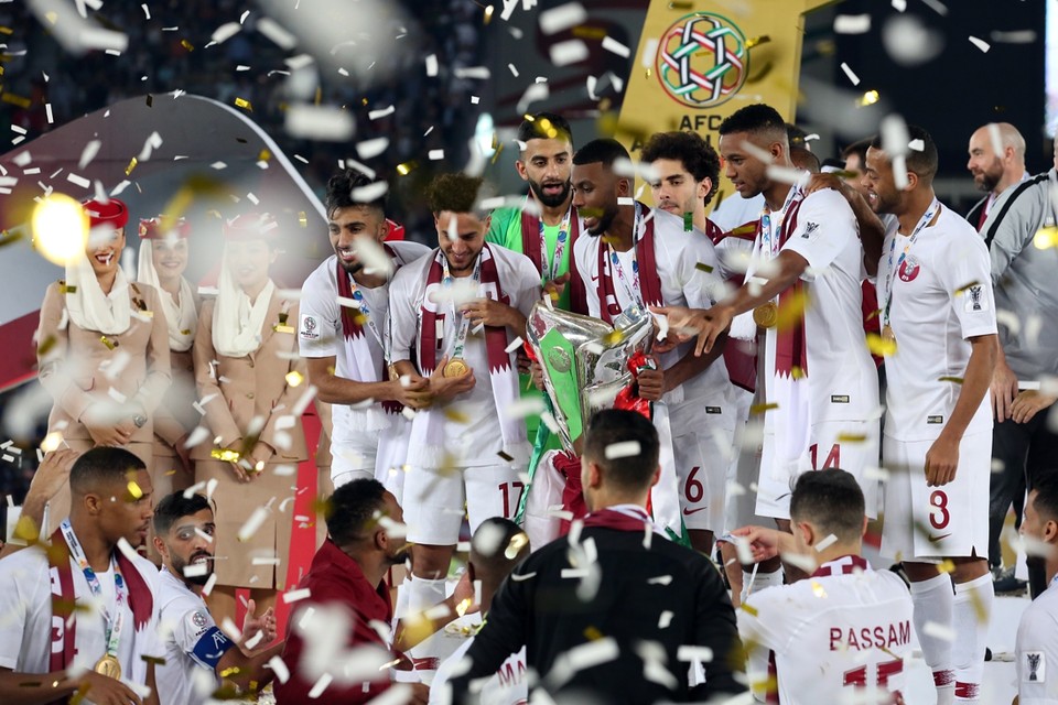 De spelers van Qatar vieren het winnen van de Azië Cup. 