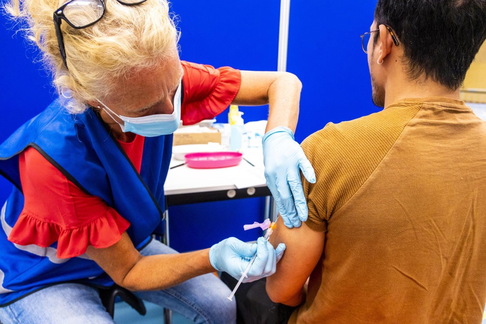 Een medewerker van de GGD Haaglanden vaccineert een cliënt tegen het apenpokkenvirus. 