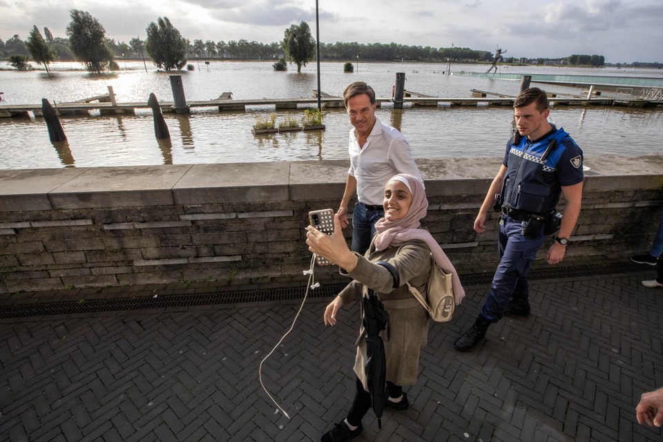 Premier Mark Rutte tijdens een bezoek aan Venlo, tijdens het hoogwater van vorig jaar zomer. 