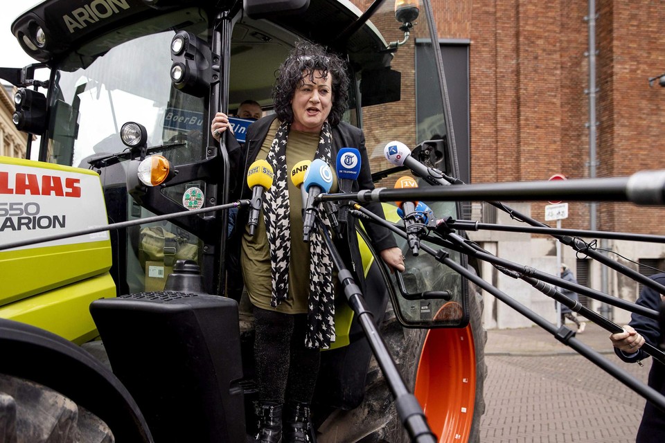 Caroline van der Plas spreekt in maart 2021 vanuit een tractor op het Binnenhof de pers toe.
