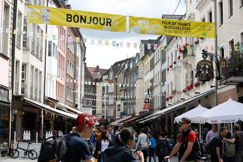 Publiek wordt verwelkomd voor de start van Tour de France in het centrum van Dusseldorf. 