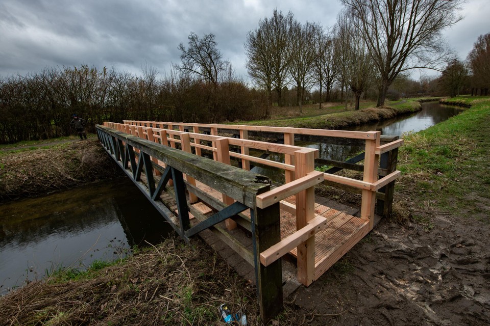 Opvallende constructie over de Geleenbeek nabij Daniken: een nieuwe houten noodbrug is óp de oude, wegens gevaar afgesloten brug gebouwd.