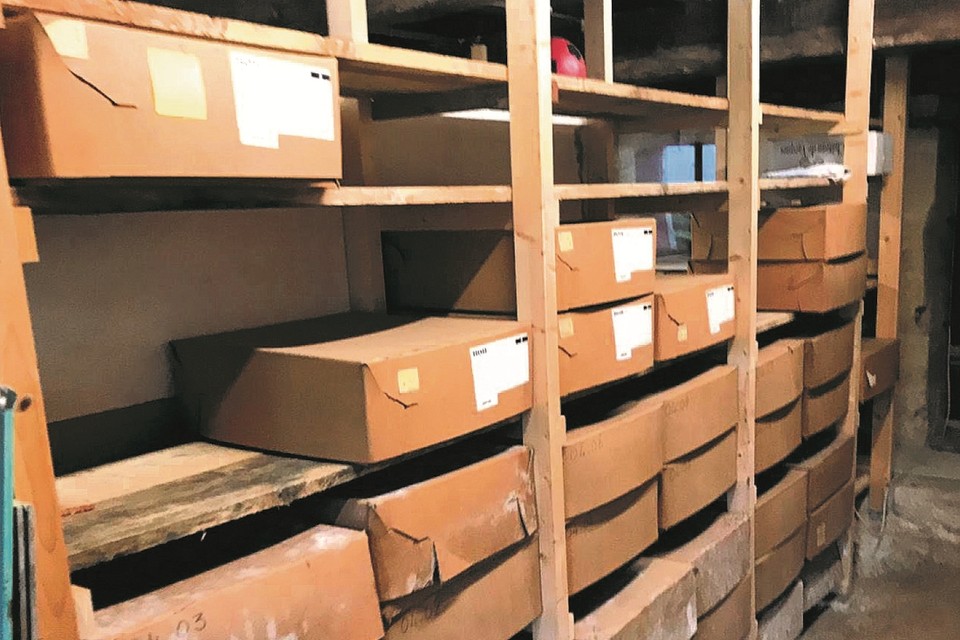 De dozen vol archeologische vondsten zijn inmiddels veilig opgeborgen bij het archief in Heerlen.