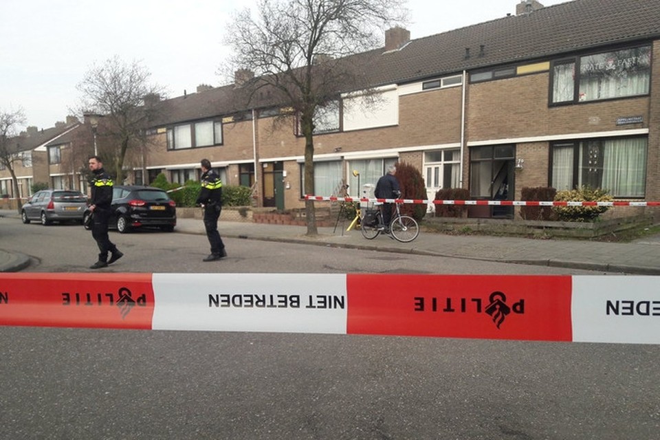 Het huis aan de Zeppelinstraat in Helmond op donderdagochend. Een paar uur na de schietpartij is het politie-onderzoek nog bezig. 