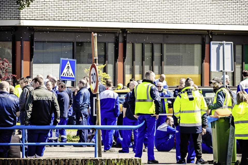 Werknemers bij de poort van VDL Nedcar.