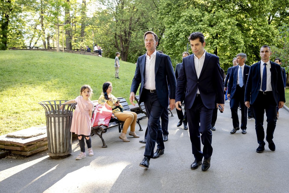 Minister-president Mark Rutte samen met de Bulgaarse minister-president Kiril Petkov tijdens een wandeling naar een restaurant.  