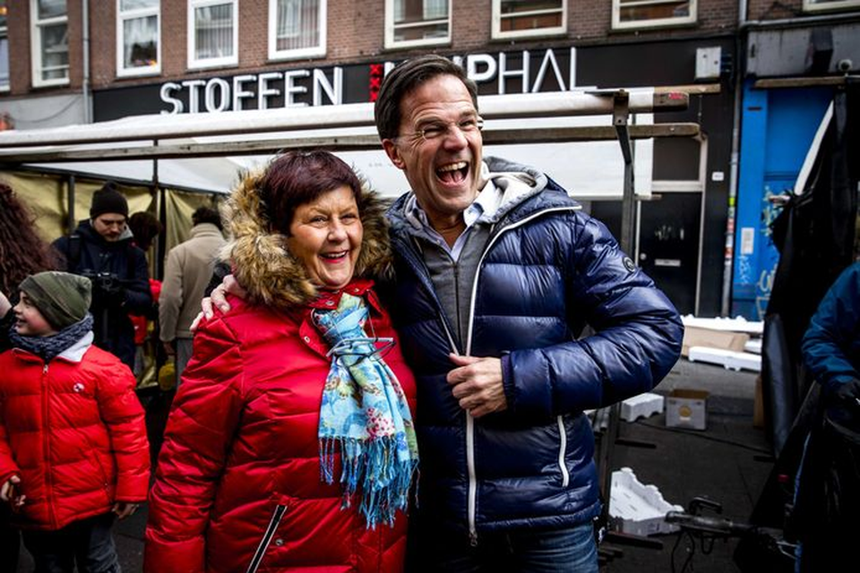 Premier Rutte tijdens de campagne voor de gemeenteraadsverkiezingen.  