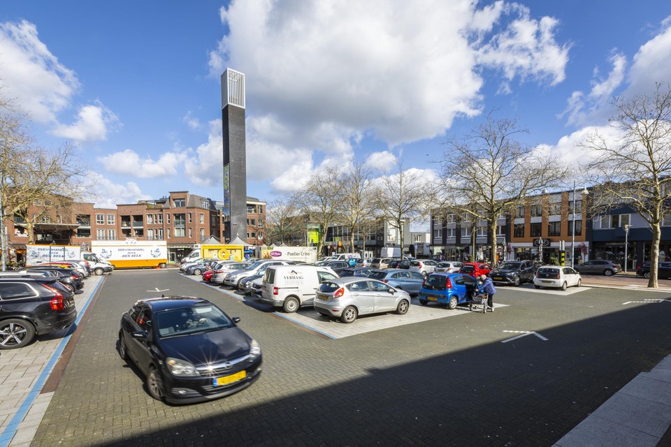 Het Raadhuisplein in Panningen met veertig parkeerplaatsen. De gemeente wil er een groene voetgangerszone van maken.
