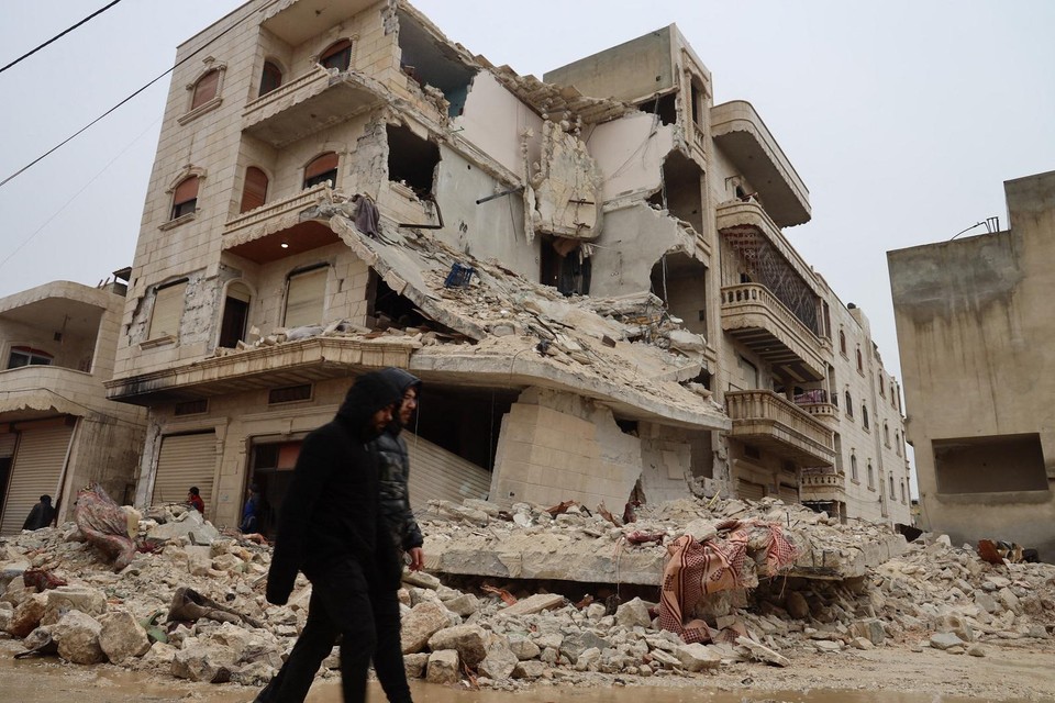 Een ingestort gebouw in de Syrische plaats Sarmada.