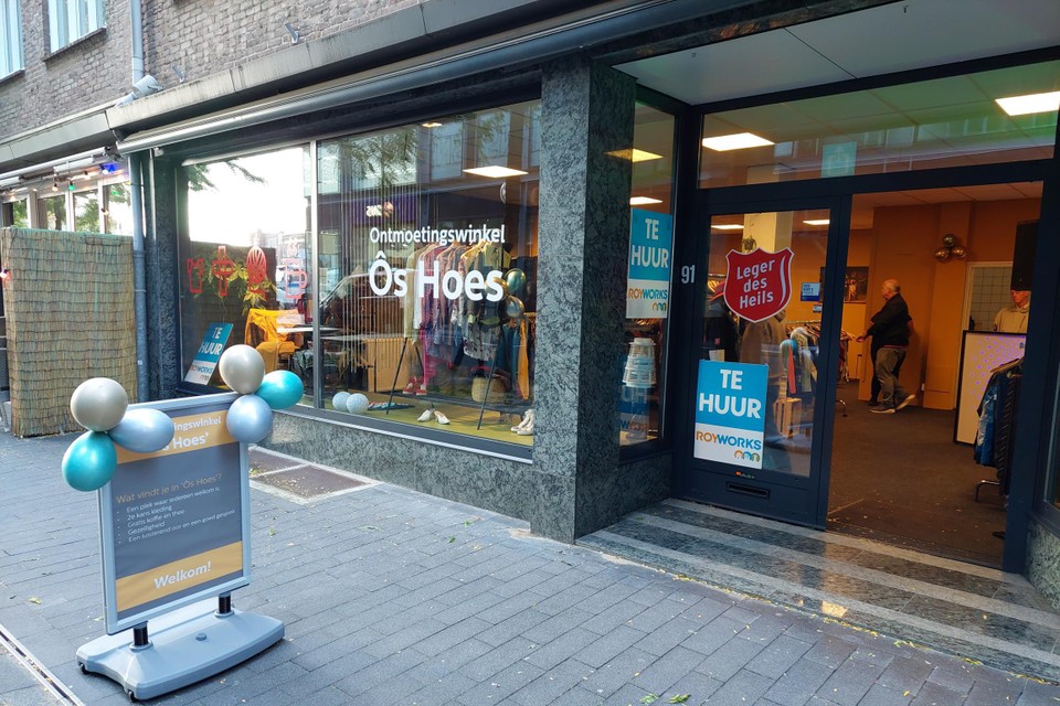 De nieuwe ontmoetingswinkel Ôs Hoes opende zaterdag de deuren aan de Markt in Geleen. 
