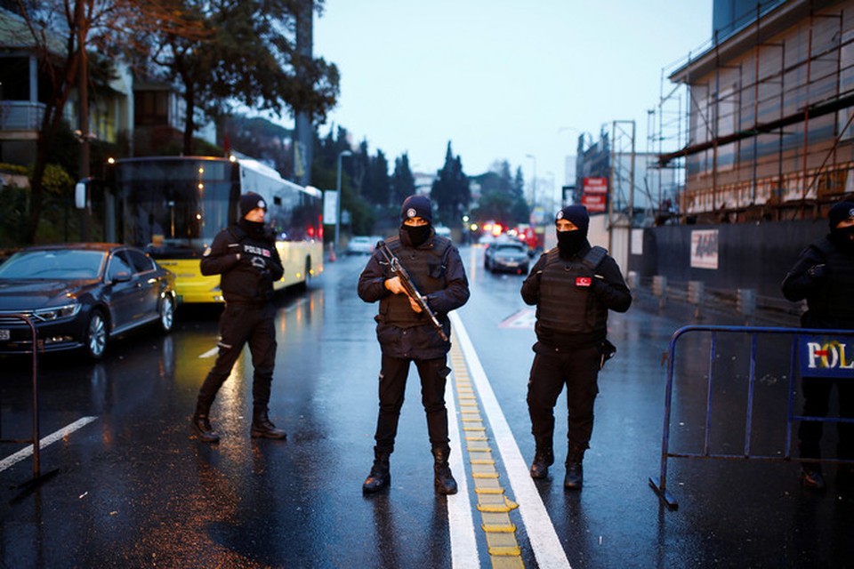 De politie in de Turkse stad Istanbul is op zoek naar de dader van de bloederige aanslag op een nachtclub. 