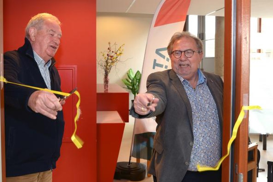 Bij de officiële opening van het nieuwe onderkomen knippen wethouder Huub Wiermans (rechts) en Henk Derix, voorzitter van de Cliëntenraad, een lint door.  