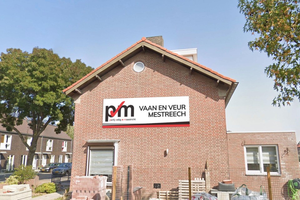Verkiezingsspandoek aan de gevel. 