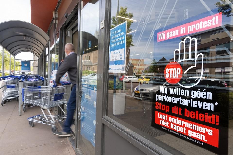 Ondernemers in ’t Veld protesteerden vorig jaar tegen het betaald parkeren. 