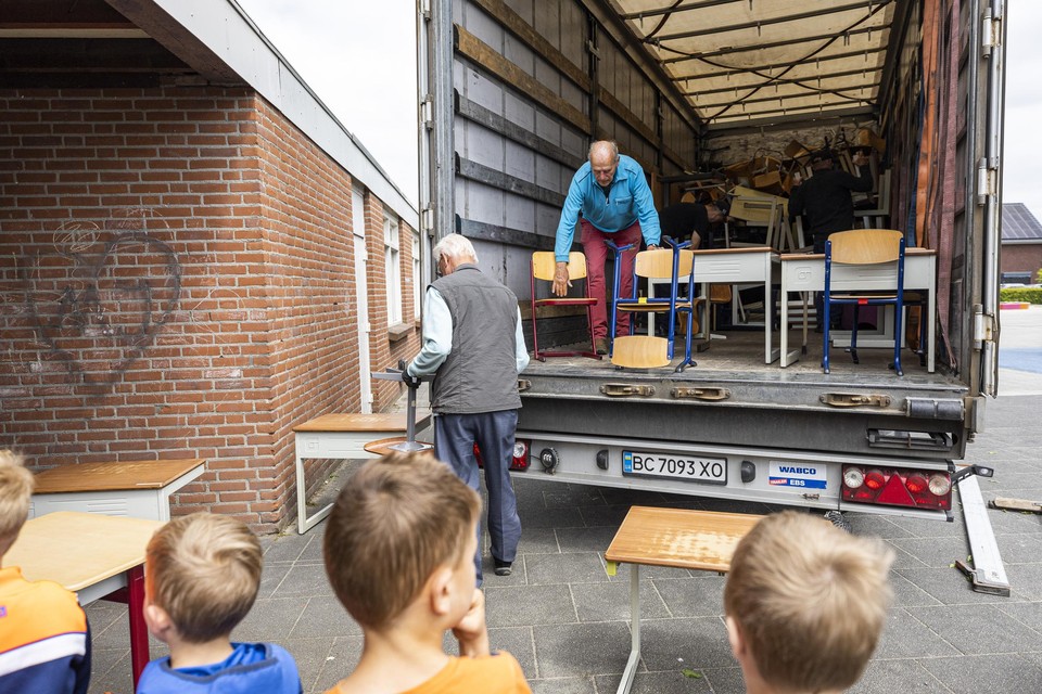 Schoolmeubilair wordt in Helden ingeladen voor transport richting Oekraïne.
