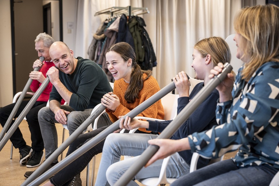 De pogingen om klanken uit de geïmproviseerde didgeridoo te krijgen, leidden zaterdag tijdens de workshop af en toe tot grote hilariteit. 