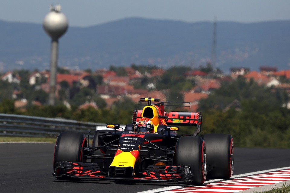 Max Verstappen op het circuit in Hongarije.