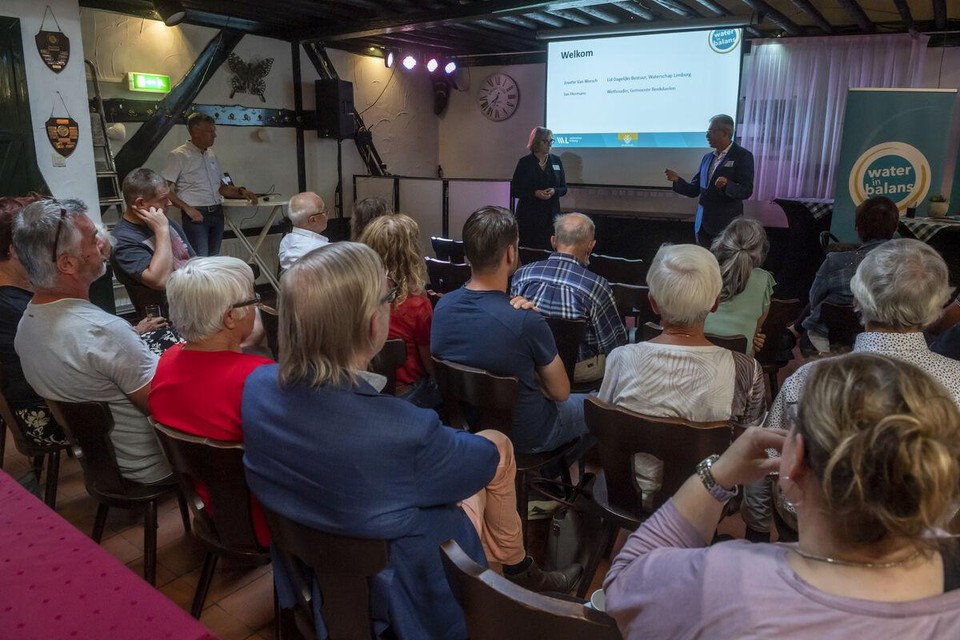 Bewoners zijn tijdens een informatiebijeenkomst bijgepraat over de maatregelen door Josette Van Wersch van het Waterschap Limburg en wethouder Jan Hermans (Vernieuwingsgroep) van Beekdaelen. 