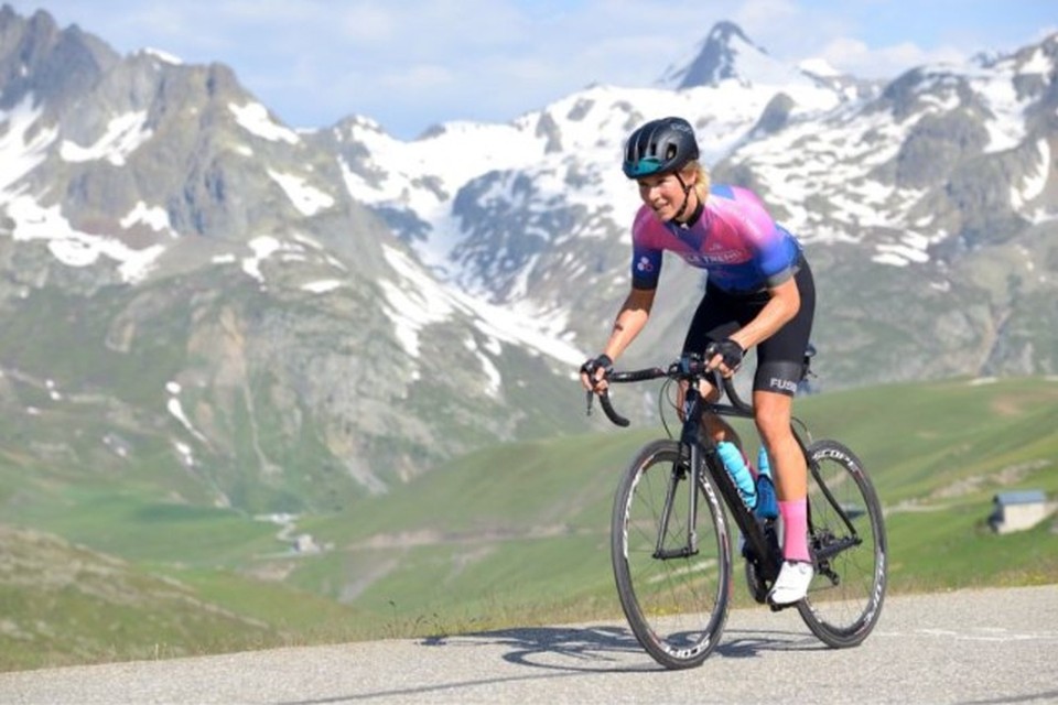 Claudia Striekwold op de mountainbike. 