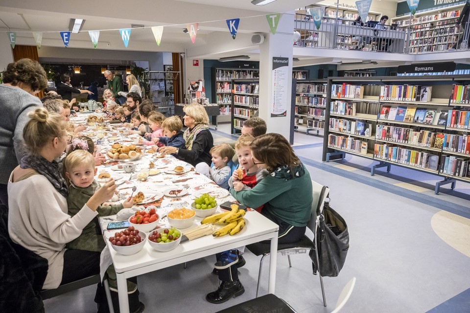 Voorleesontbijt in de bibliotheek van Venlo, een voorbeeld van een activiteit waarmee bibliotheken zichzelf bij een brede doelgroep presenteren. 