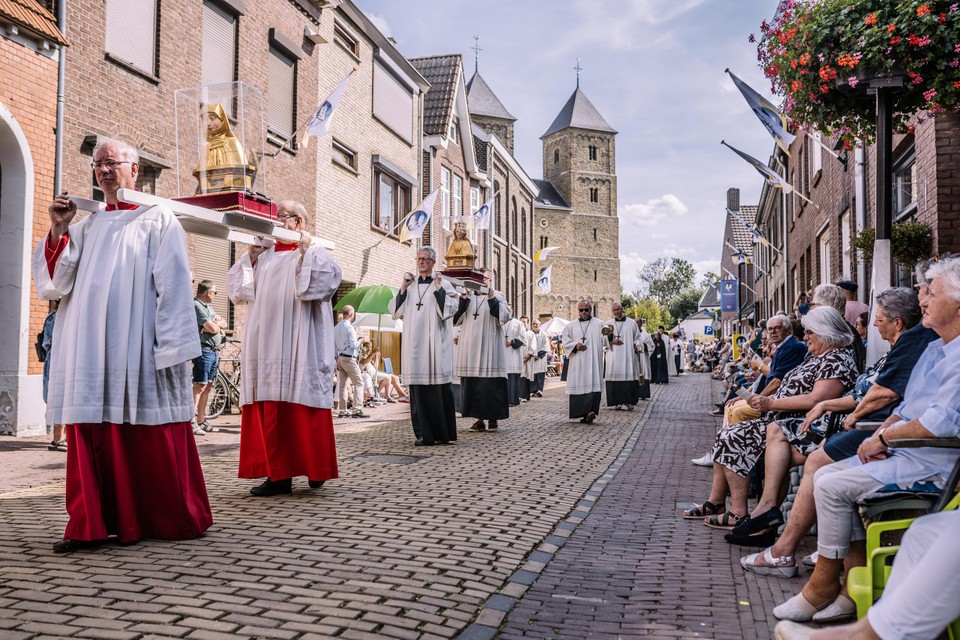 Het aantal deelnemers aan de Reliekenstoet van de Heiligdomsvaart in Susteren wordt elke keer groter. 