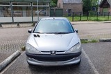 thumbnail: De verwaarloosde Peugeot die al zes weken langs de N271 staat. 