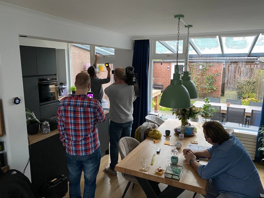Lars Boelen op kierenjacht in een woning in Terheide, onder het toeziend oog van een tv-camera.  